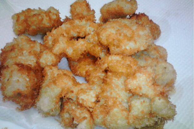 京都駅周辺のホルモンフライ。フライらしくソースをかけて食べる。ソースは甘口、辛口を選んで