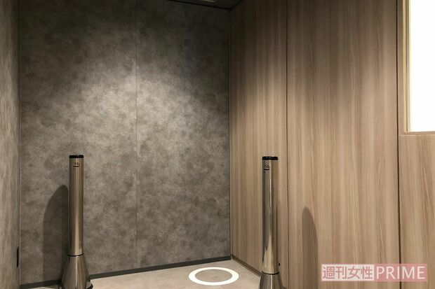 喫煙者の真上に排気口を設置。壁紙や天井には大建工業の素材が使用されている