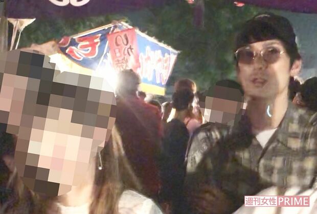 友人と人混みに溶け込んでいた平岡