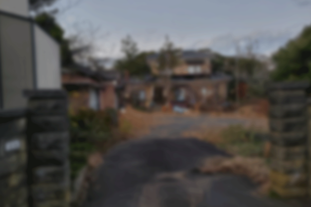 越川容疑者の父親が住んでいた家（表札には別の人の名前が書かれているが、それは父親が家を取り上げた前の住人）