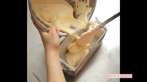 生地は3回ほどに分けて入れる