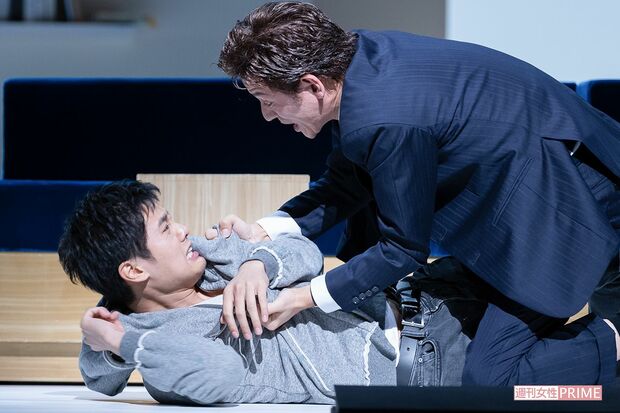 舞台『Le Fils 息子』で共演したと岡本圭人（左）と岡本健一（右）撮影／齋藤周造