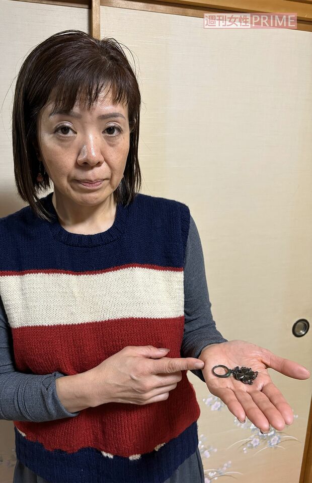 「シルバーアクセサリーも腐食して」と、手のひらにのせて見せてくれる木下史江さん