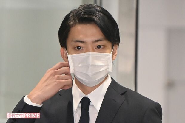 10月30日、釈放されマスク姿で報道陣の前に現れた伊藤健太郎