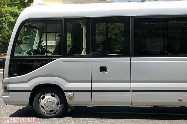 一般的なロケバスの外観。車内には化粧台も備わっている