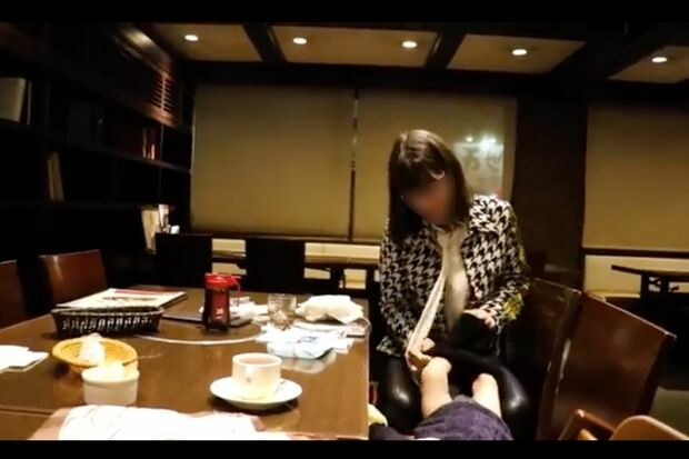 ネットで拡散されている、Iくんの母親が飲食店で次男のオムツ替えをしているシーン（一部、編集部加工）