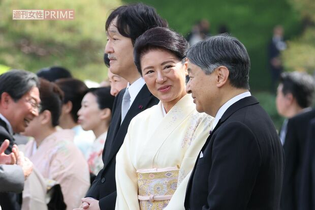 2025年4月22日の「春の園遊会」で、招待者に声をかけて回れれた天皇、皇后両陛下