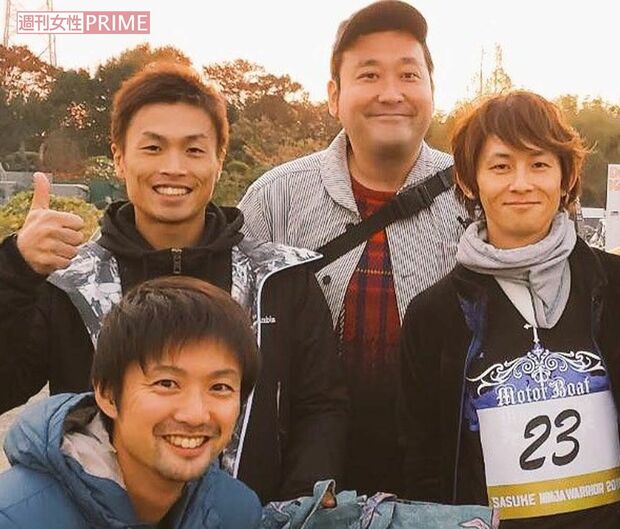 本番ではボートレーサー（左上・岡悠平、左下・桑原将光）とボートレース芸人のグランジ佐藤大が応援団として駆けつけた