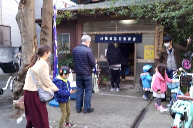 弁当配布に並ぶ利用者。間隔を保ち密を防ぐ（幸町陽気こども食堂提供）