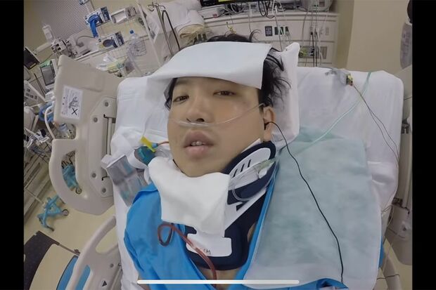 事故から3日後の真大さん。身体中につながれたチューブが痛々しい（『かしわせチャンネル』提供）
