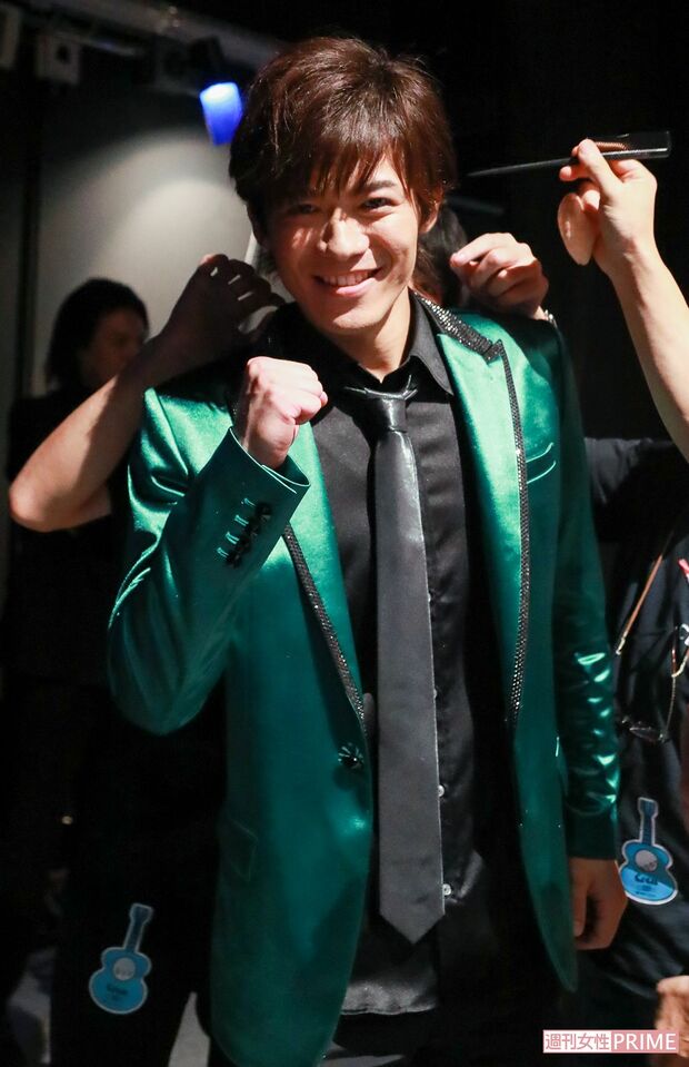 本番直前のヘアセット中でもカメラに向かってガッツポーズ！　