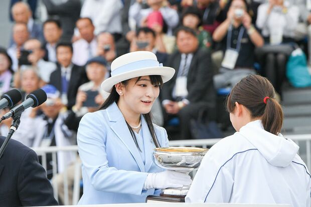 両親から引き継いだ国体の閉会式で、総合成績が最もよかった茨城県の代表者に杯を（'19年10月7日）　撮影／JMPA