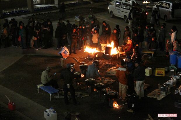 炊き出しには行列が。地震発生から50時間以上経っていたが、電気は通っておらず、あたりは真っ暗（仙台市の避難所、2011年3月13日）