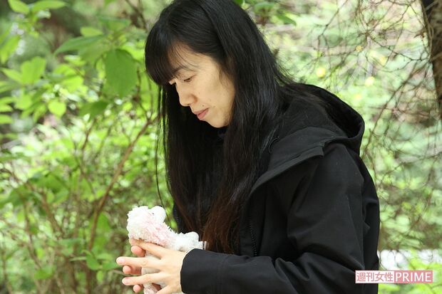 今年4月29日、取材に答える小倉美咲ちゃんの母、とも子さん　撮影／北村史成
