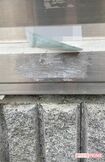 不自然に削られた表札の跡