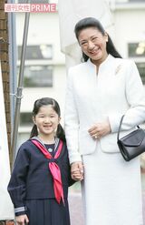 '08年4月、学習院初等科にご入学。入学式を前にセーラー服姿を披露され、ツインテールが初々しい女子生徒にご成長