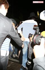 結婚パーティーをあとにする神田沙也加さんと村田充（'17年5月13日）