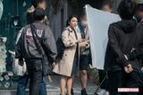 『記憶捜査２』のロケ現場に、スーツ姿の上白石萌音が