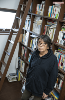 自宅の書庫にて。「積んだだけで読んでいない本もたくさんあって……」と苦笑い　撮影／伊藤和幸