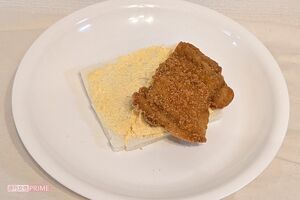 ファミリーマート「コク旨たまごサンド」に「ファミチキ（骨なし）」を挟むアレンジが外国人旅行客を中心に流行中　撮影／編集部