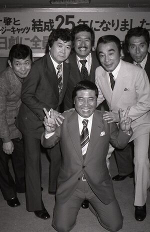 1979年の(右から)犬塚弘さん、植木等さん、ハナ肇さん(手前)、安田伸さん、谷啓さん、桜井センリさん