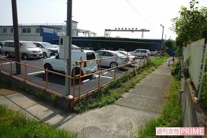 細い川のそばで車・人ともあまり通らない