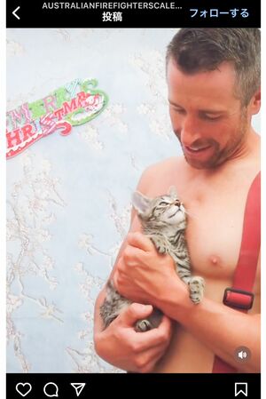 セクシーな雄っぱいの谷間で安らぎの表情を浮かべる子ねこ