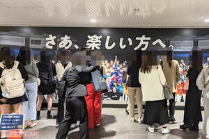 渋谷駅に展示されたジャニーズJr.東京ドーム公演広告にファンが殺到