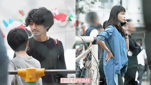 （左）瑛太のもとに木村カエラが駆け寄って、笑顔で話し込む2人。（右）長谷川京子。ママ友と談笑したり、子どもの応援をしたり、電話をかけたりして1日中、動き回っていた