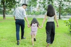 少子化対策に「真正面から取り組む」と述べた菅首相だが、親いじめの方策に批判殺到！　※写真はイメージです