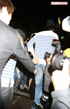 結婚パーティーをあとにする神田沙也加さんと村田充（'17年5月13日）