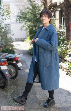 雰囲気の良い路地を歩く財木琢磨とデート気分（撮影／佐藤靖彦）