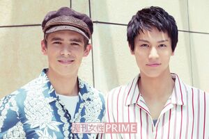 左からブレントン・スウェイツ、中川大志　撮影／伊藤和幸