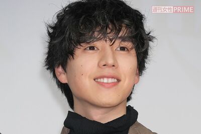 【目撃撮】永野芽郁との“匂わせ疑惑”で注目浴びた坂東龍汰、映画館に女性2人と列に並ぶ“両手に花”のウ…