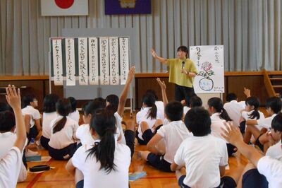 夏井いつきは学校教育の場でも定期的に「句会ライブ」を開催し、日本語を使いこなす技術を伝える