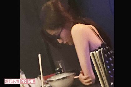 8月中旬（'22年）、渋谷のバーで酒を飲みながらラーメンを食べる小倉ゆうか 