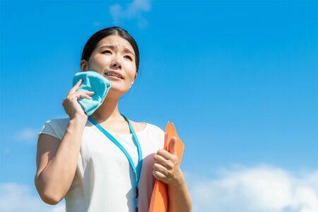 外出の際は濡らしたタオルやハンカチでこまめに拭って対策を行うこと　※写真はイメージです