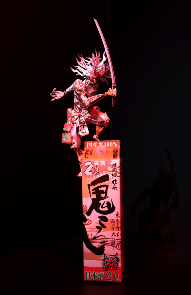 鬼ころしの鬼・キュートで可愛いパッケージでの制作が多い中、「『鬼ころし』の渋さをどう表現するかは苦労しました。普段、中身のお菓子は全部食べるんですが、これだけは消費できず、友人に飲んでもらいました（笑）」（撮影／吉岡竜紀）