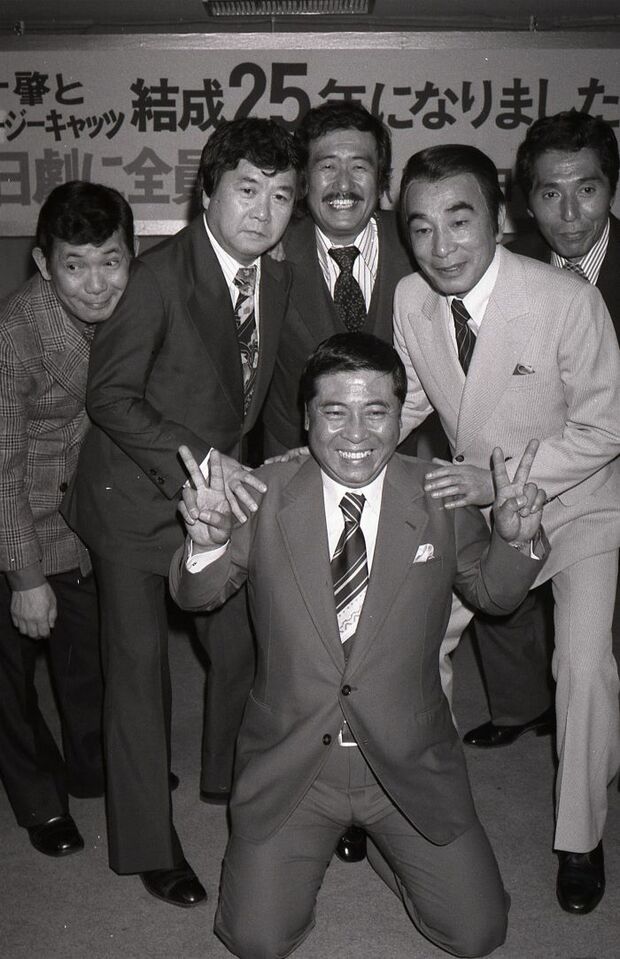 1979年の(右から)犬塚弘さん、植木等さん、ハナ肇さん(手前)、安田伸さん、谷啓さん、桜井センリさん