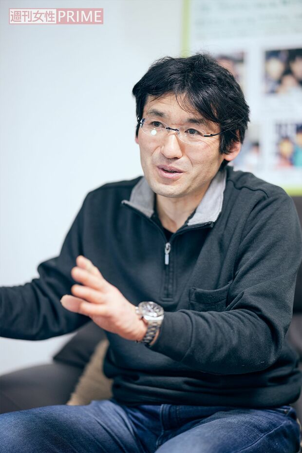 自宅でインタビューに応じる孝幸さん（撮影／廣瀬靖士）