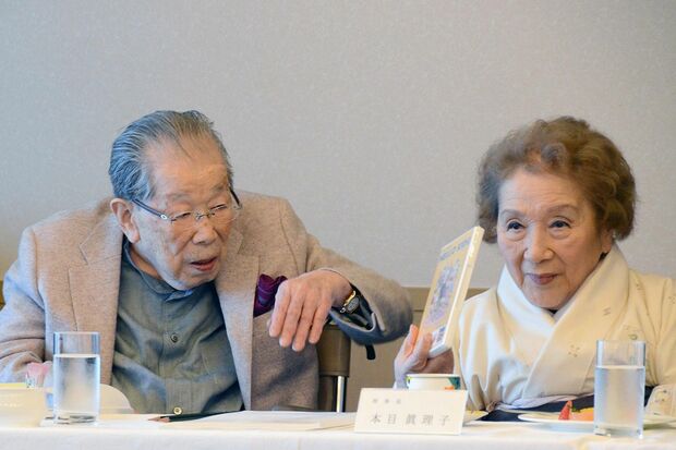 2016年に開かれた『ねむの木学園』役員会で、理事長の宮城さんと。日野原さんは宮城さんを励まし続けた。宮城さんが手にしているのは、ねむの木学園の映画のビデオ