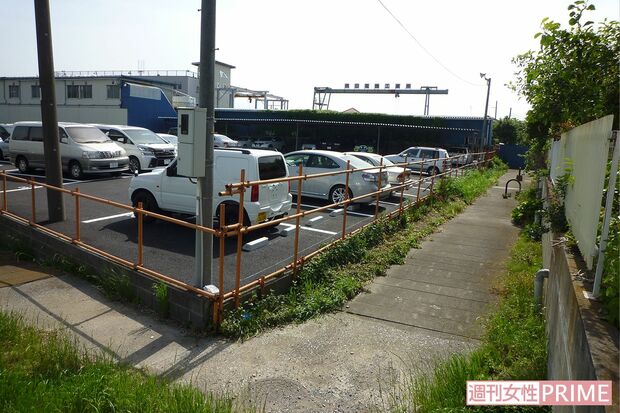 細い川のそばで車・人ともあまり通らない