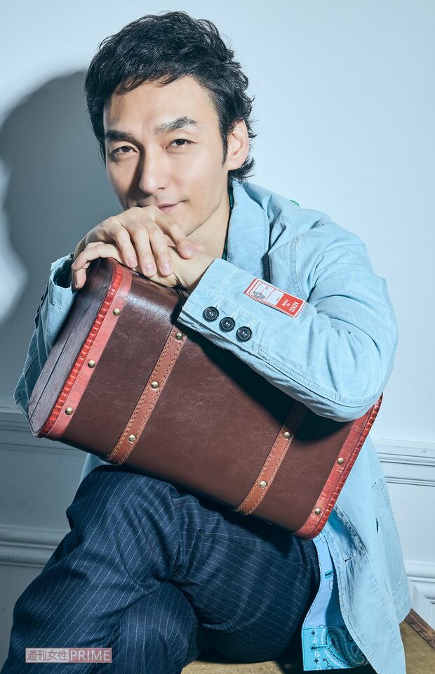 草なぎ剛　撮影／廣瀬靖士　　ヘアメイク／荒川英亮　スタイリスト／黒澤彰乃　衣装協力／ネフォロジスト、レアセル（［株］タートル）