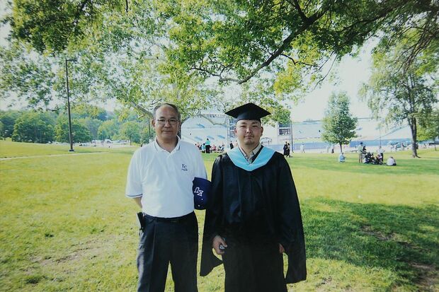 2006年、アメリカの大学院で学んだ正嗣さんの卒業式にて。左は脇谷さんの夫
