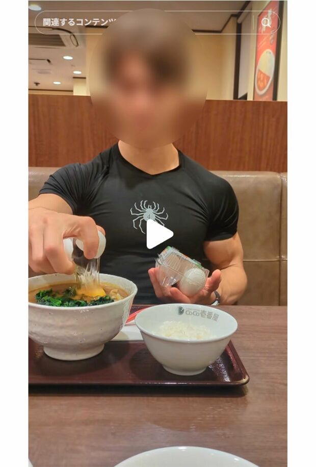 『ココ壱番屋』に生卵を持ち込む外国人男性（本人TikTokより）
