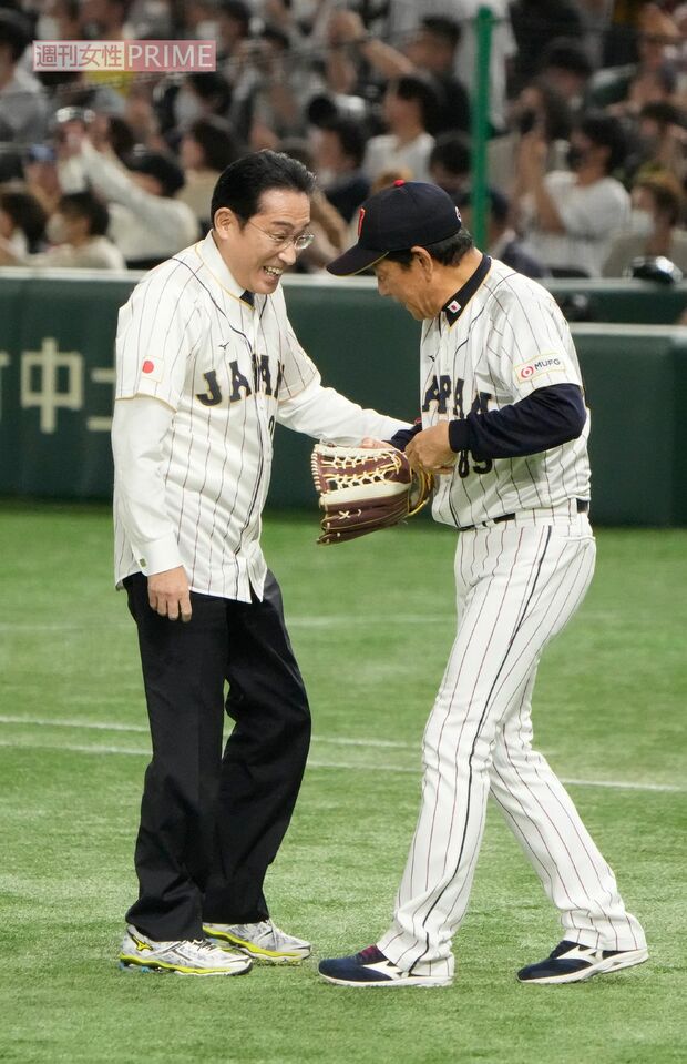 2023年3月10日、WBC日韓戦で始球式で栗山英樹氏と挨拶を交わす岸田文雄前首相