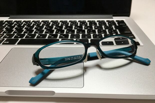 専用メガネなどを上手に活用してブルーライト対策を