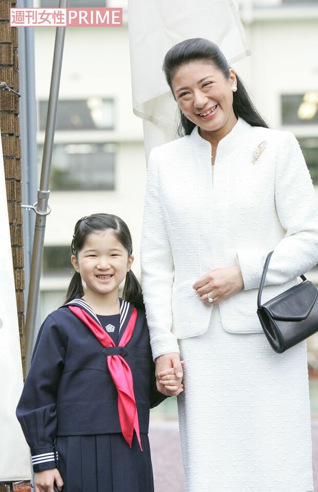 '08年4月、学習院初等科にご入学。入学式を前にセーラー服姿を披露され、ツインテールが初々しい女子生徒にご成長