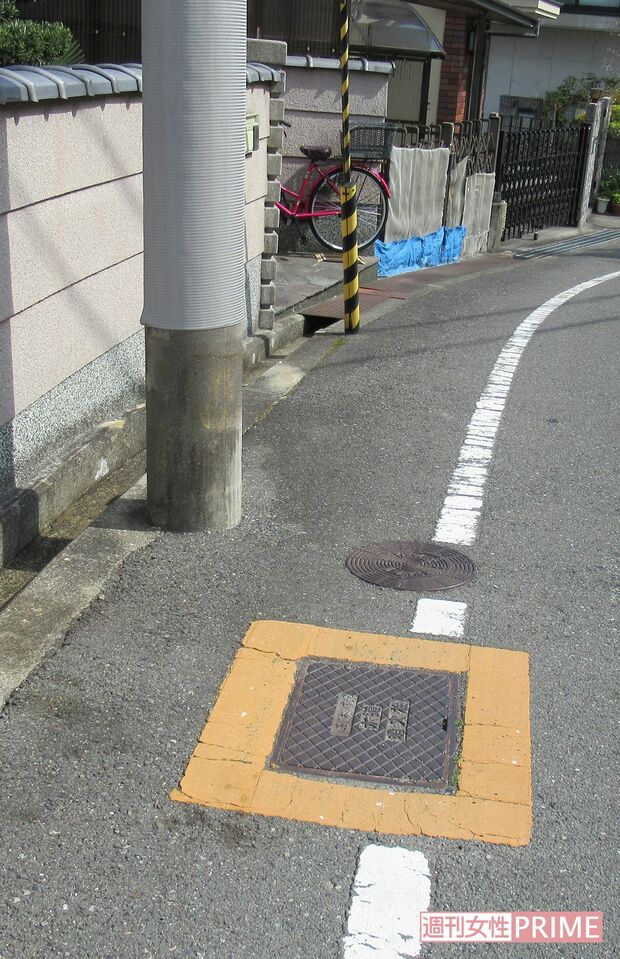 坂道の手前左側が被害者宅で坂下の奥が容疑者宅