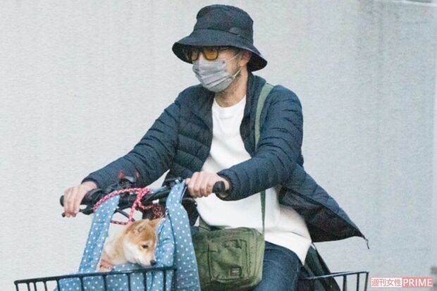 心中事件を起こした自宅から、子犬と一緒に出かける市川猿之助（2024年4月）